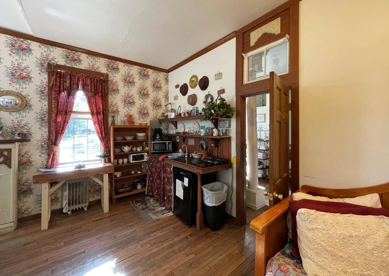 The Victorian Cottage At Creekside Camp & Cabins Марбъл Фолс Екстериор снимка