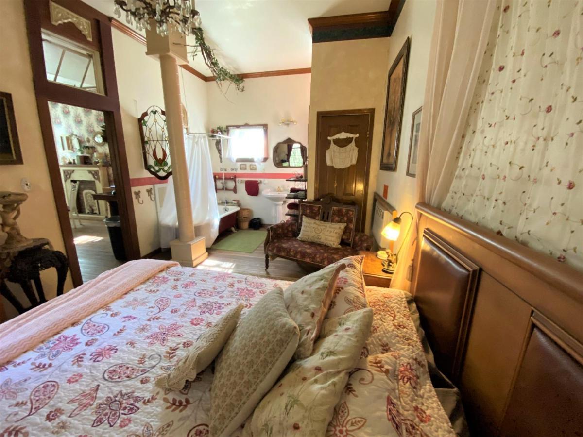 The Victorian Cottage At Creekside Camp & Cabins Марбъл Фолс Екстериор снимка