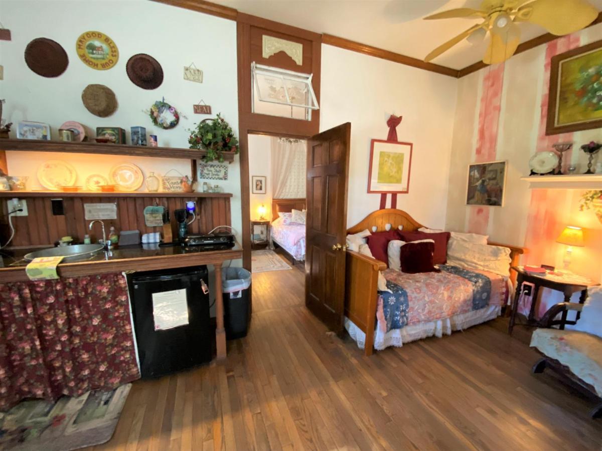 The Victorian Cottage At Creekside Camp & Cabins Марбъл Фолс Екстериор снимка
