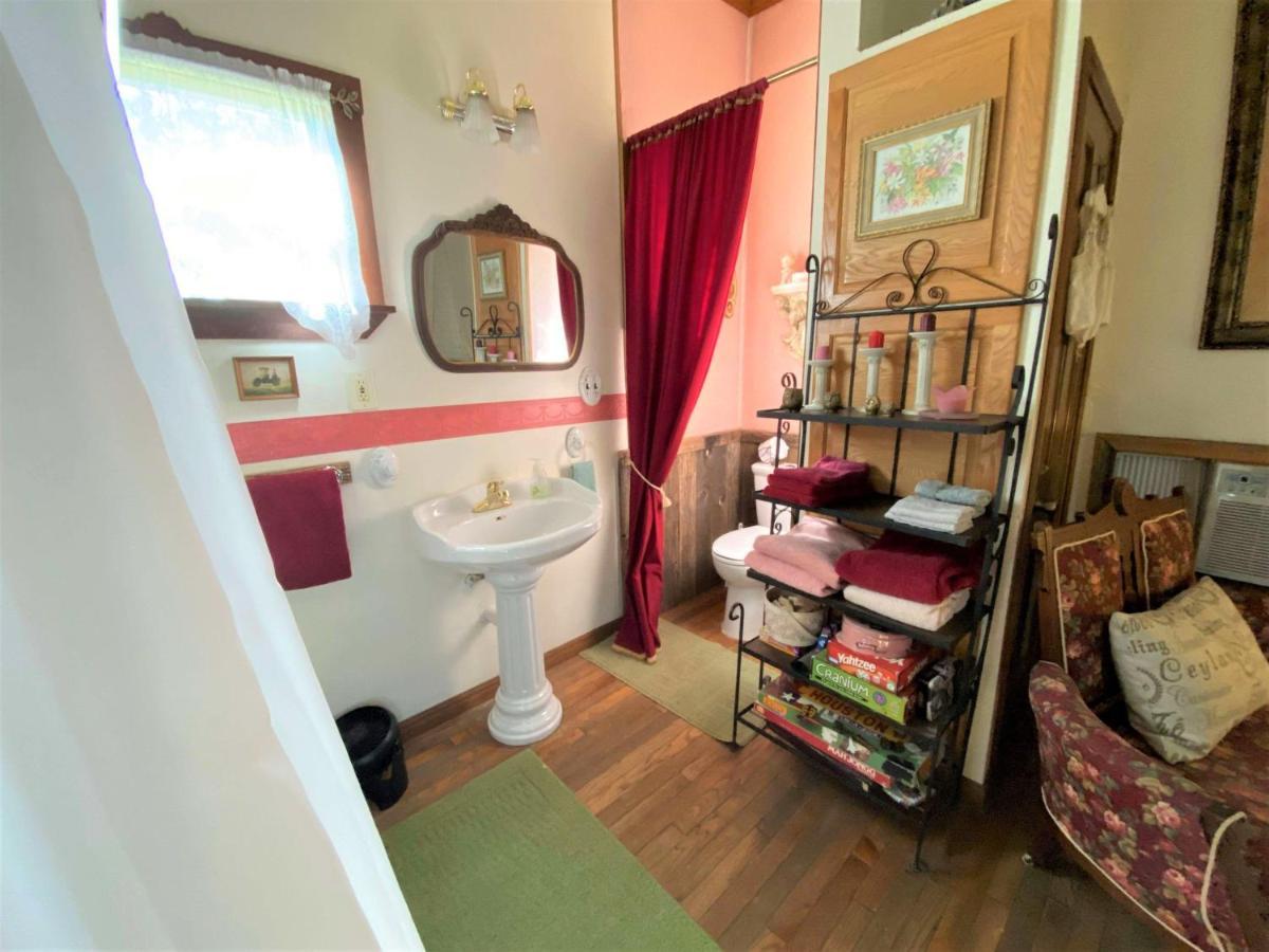 The Victorian Cottage At Creekside Camp & Cabins Марбъл Фолс Екстериор снимка