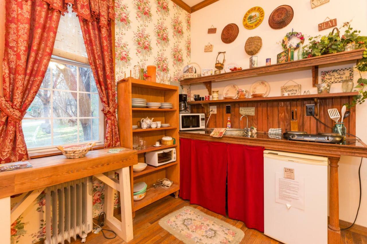 The Victorian Cottage At Creekside Camp & Cabins Марбъл Фолс Екстериор снимка